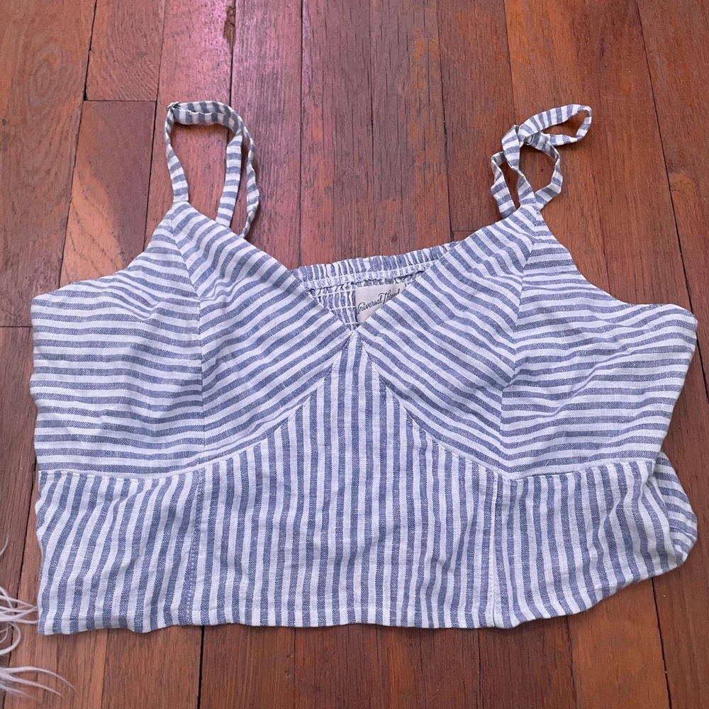 An Unworn XL Universal Tread Slim Fit Linen Tank Tops Blue And White Striped
